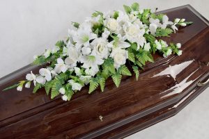 цветочная композиция на гроб для кремации Элит1